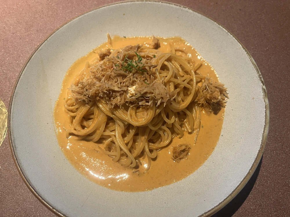 スパゲッティーの中でも人気なのが、リコッタチーズ乗せクラブトマトクリーム。