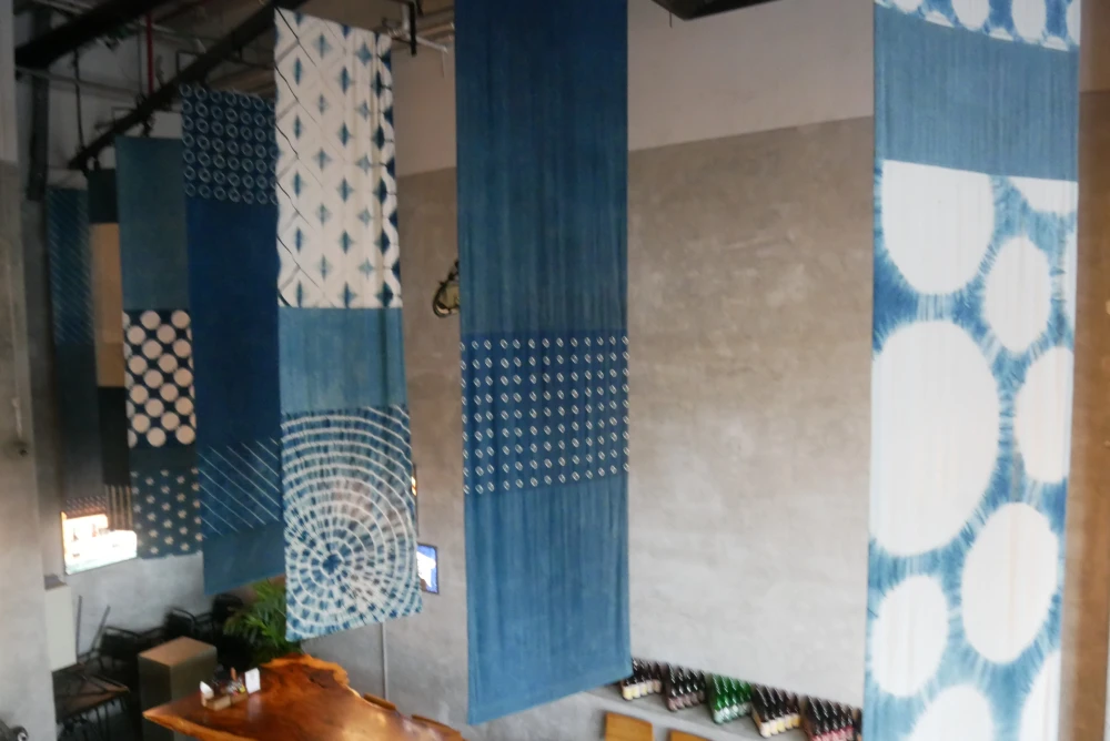 ハノイを拠点に活動する藍染職人・吉澤岳史さんとのコラボレーションされた藍染のタペストリーが目を引きます。