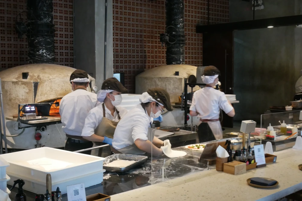 オープンキッチンの席もあります。