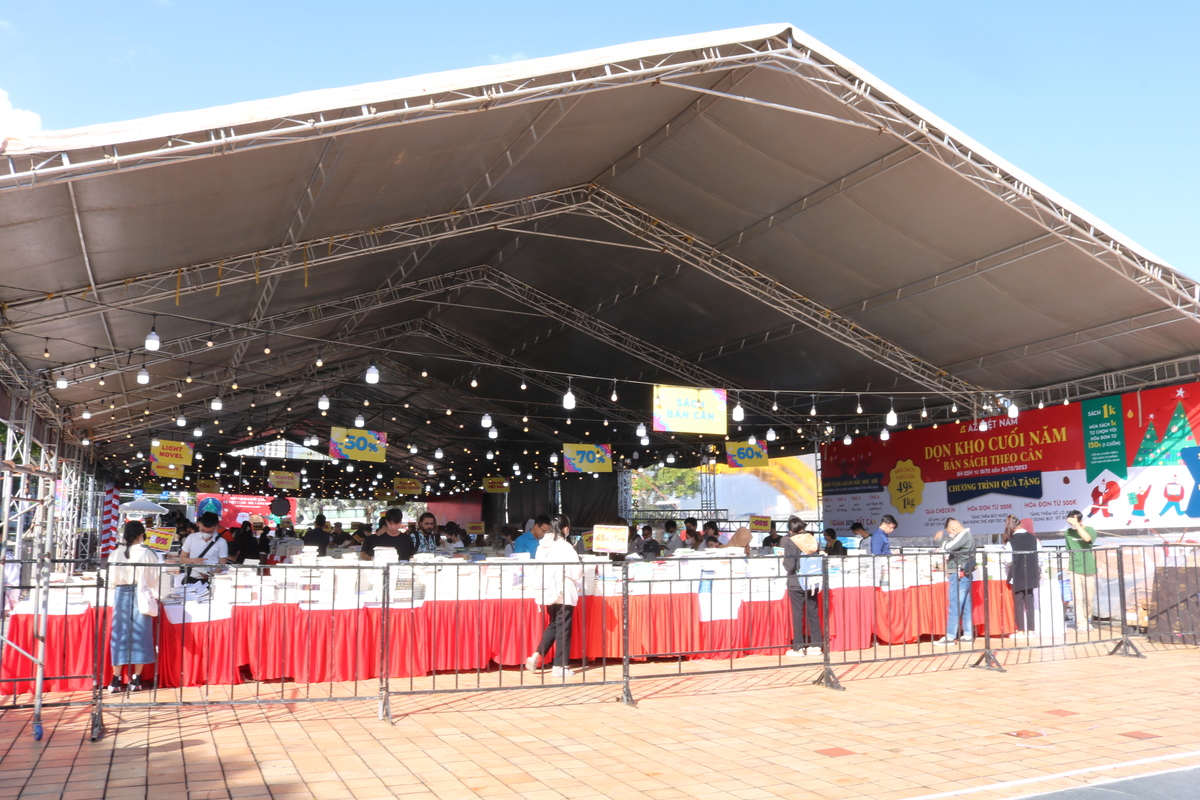 ダナン│年末の在庫一掃セール！2023年最後のブックフェアが開催中