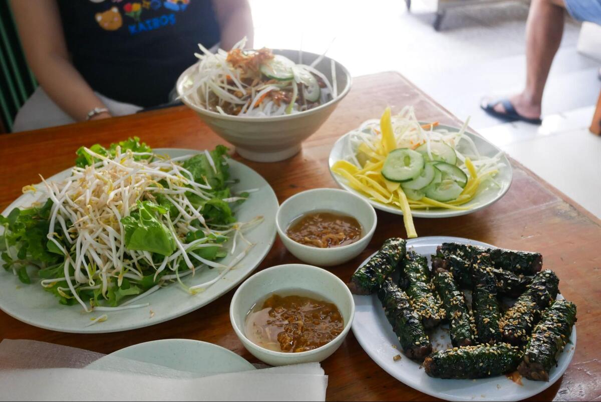 ミシュランガイド掲載！ダナンの『Quan an Ngon Phu Hong』で焼肉とブンの混ぜ麺を楽しもう