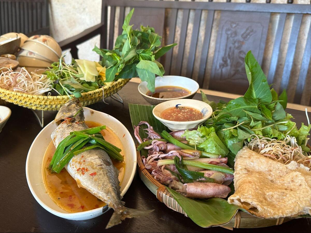 ダナン｜地元民がおすすめする名物料理！蒸しイカの空心菜巻きと蒸しムロアジの野菜巻き