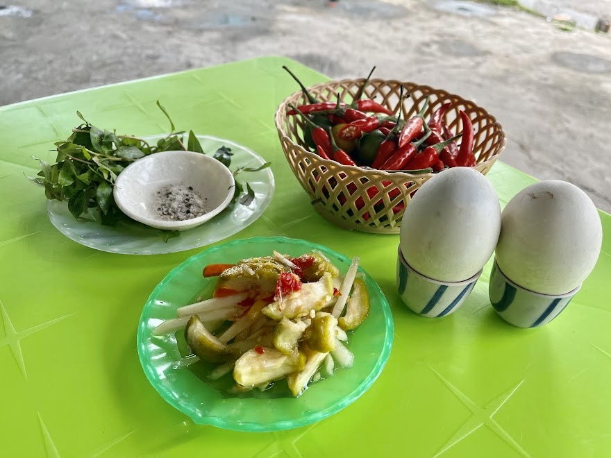 ベトナム名物!?孵化直前のアヒルのゆで卵「ホビロン」にトライしよう！