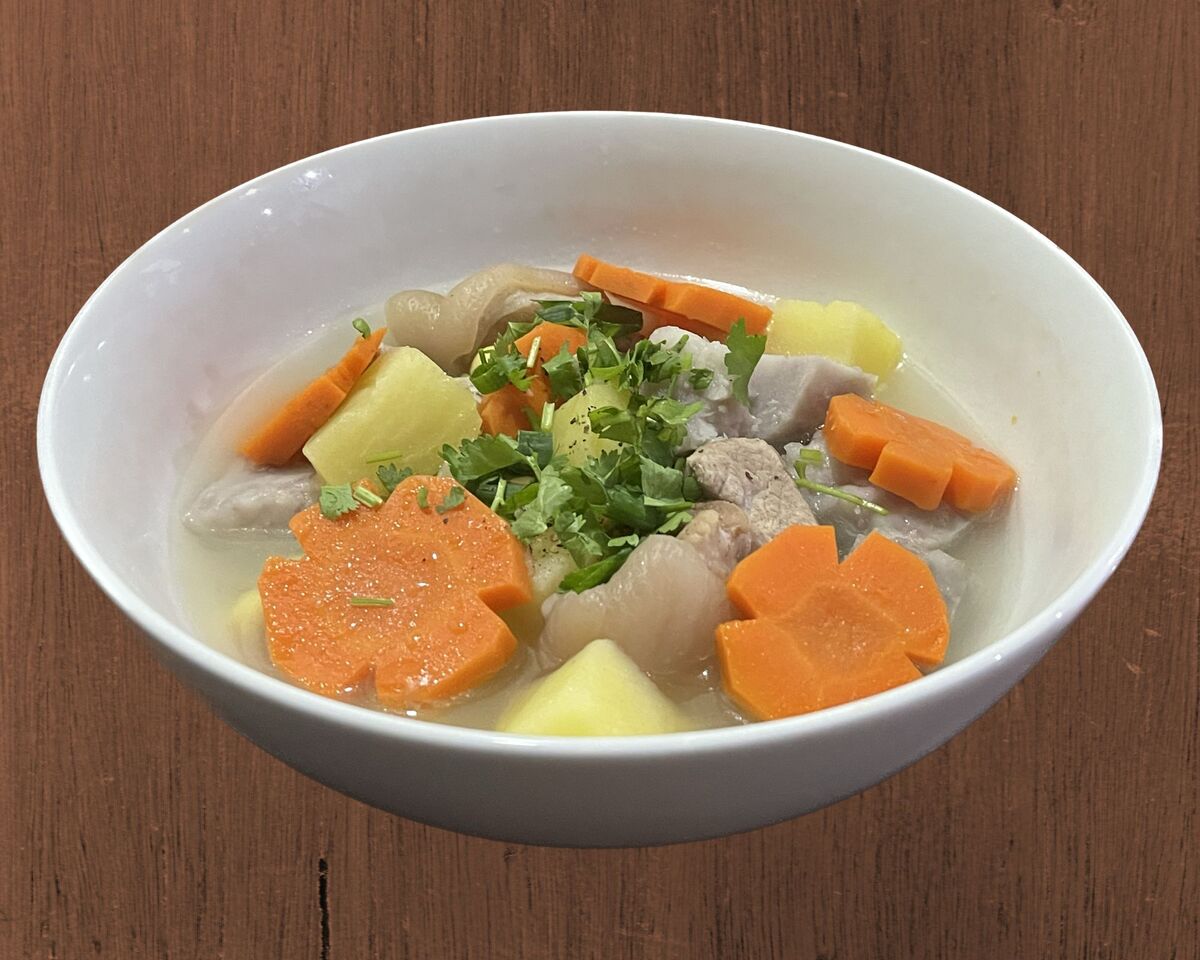 現地ベトナム人が紹介する家庭料理の豚足煮込みスープの「Canh gio heo ham」の作り方