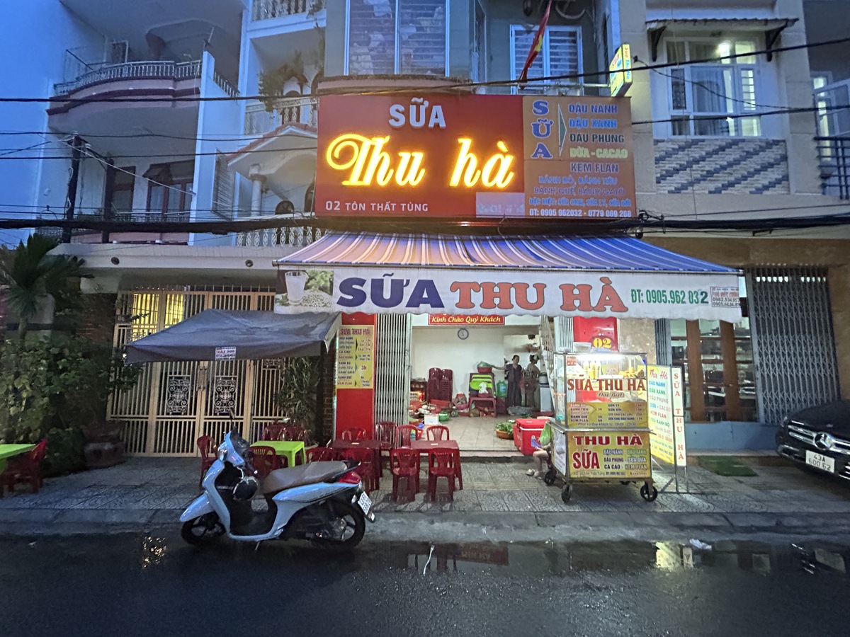 ベトナムの学生に親しまれる昔ながらの菓子パンと豆乳の販売店