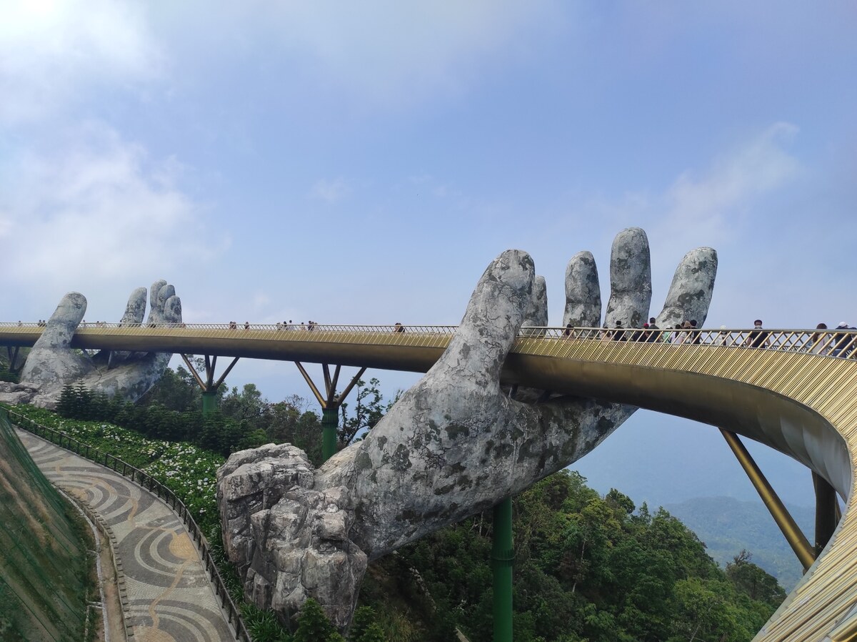 ベトナム・ダナンのゴールデン ブリッジ(神の手)への行き方・入場料など