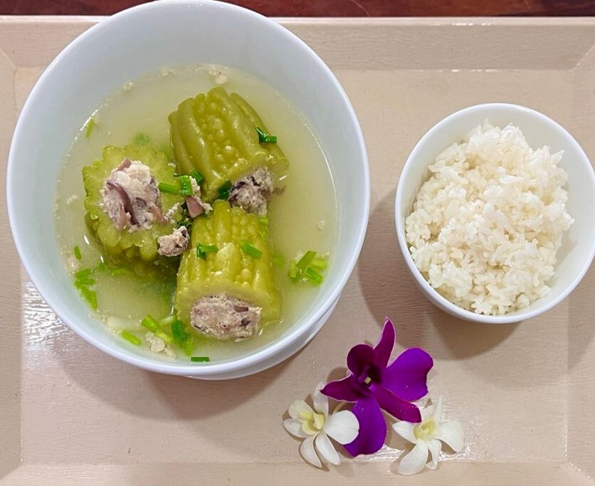 現地ベトナム人が紹介する挽肉詰めのゴーヤスープ「Canh khổ qua nhồi thịt」の作り方