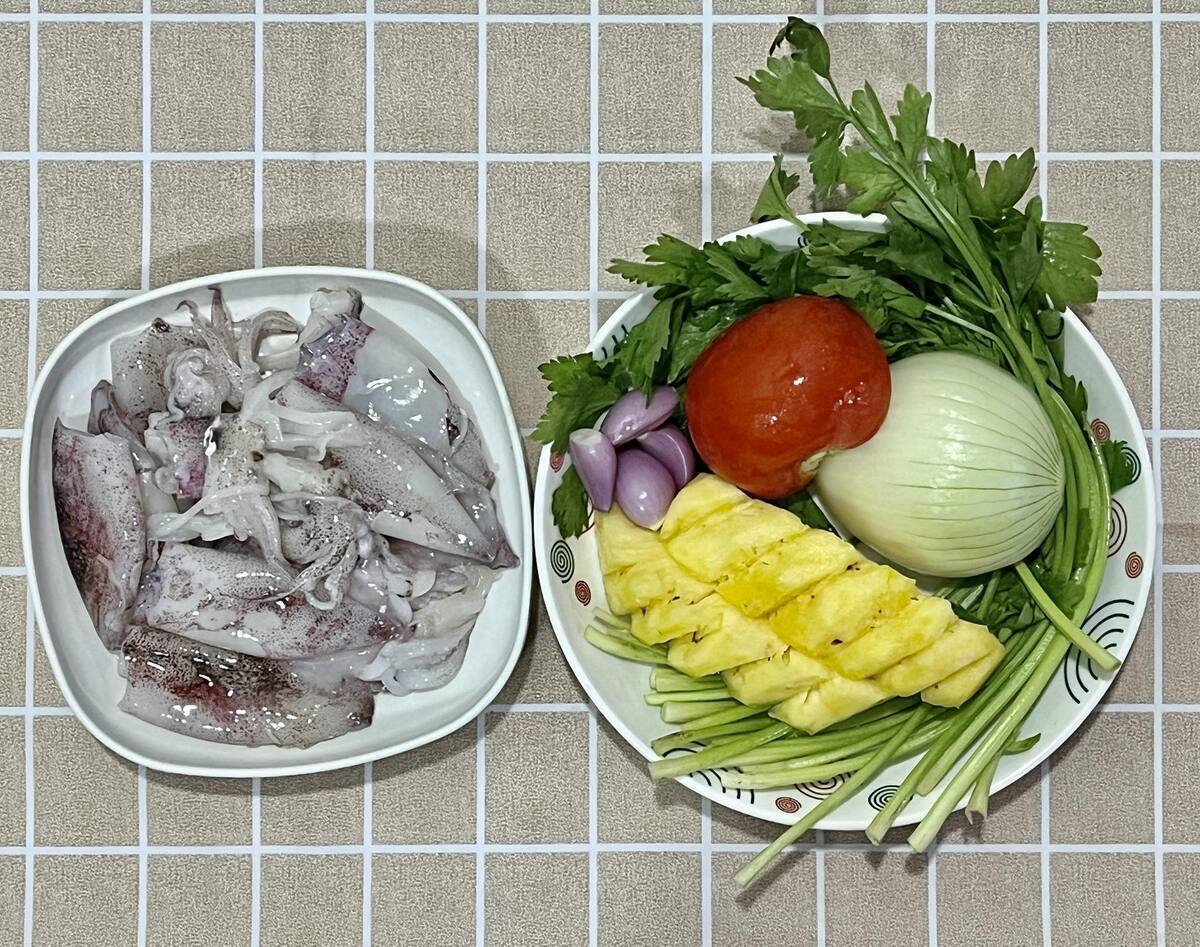 現地のベトナム人が紹介する家庭料理のイカとパイナップル炒め「Muc xao dua]の作り方