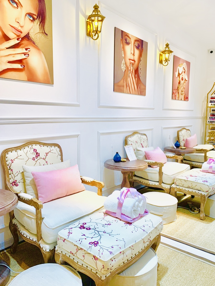 【閉店】ダナンの女子向けネイル店・Charmé Nails & Spa Boutique​