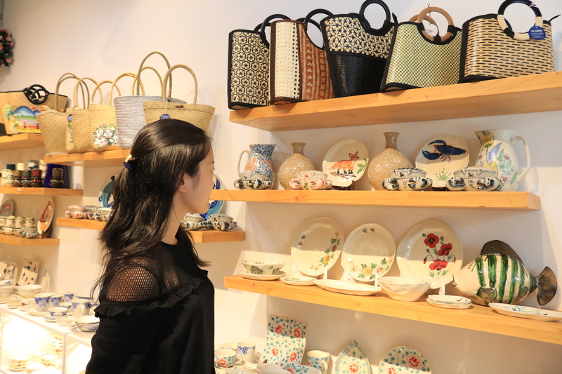 【閉店】モダンでハイセンスなバッチャン焼きを手に入れよう！Á Đông Souvenir shop