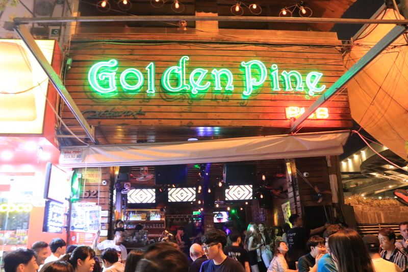 【ダナン夜遊びスポット】深夜まで賑わう多国籍パブ！Golden Pine Pub