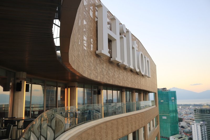 【大人な夜の過ごし方】ヒルトンダナン28Fの最上階のバーで景色を楽しもう