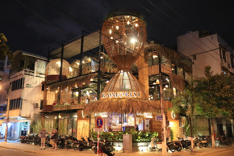 【閉店】大きなハンモックとゆったりスペースが人気のRainforest（レインフォレスト）