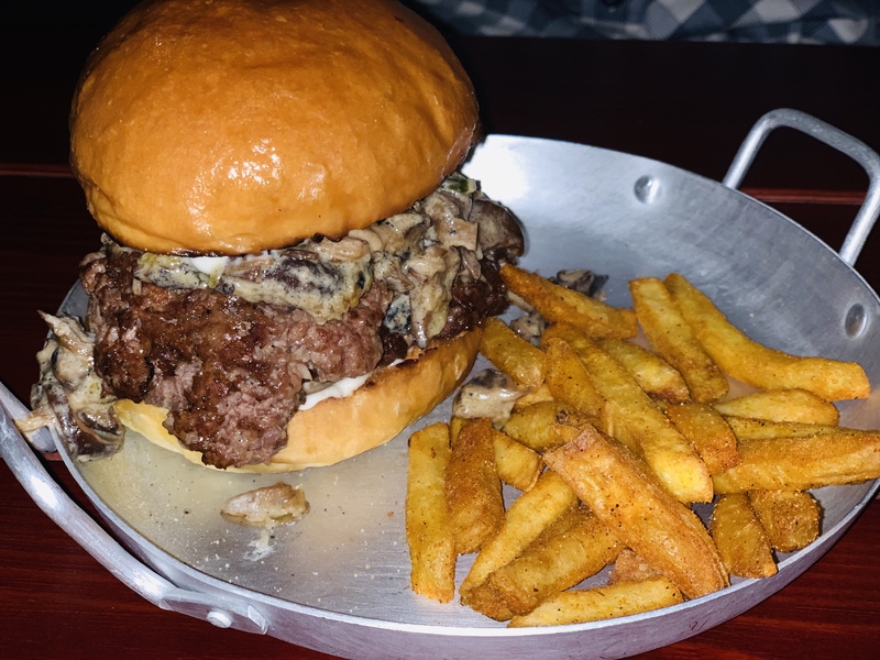 【移転→閉店】肉肉しいアメリカンスタイルのバーガーを食せるShake 'em Buns(シェイクエムズバンズ)