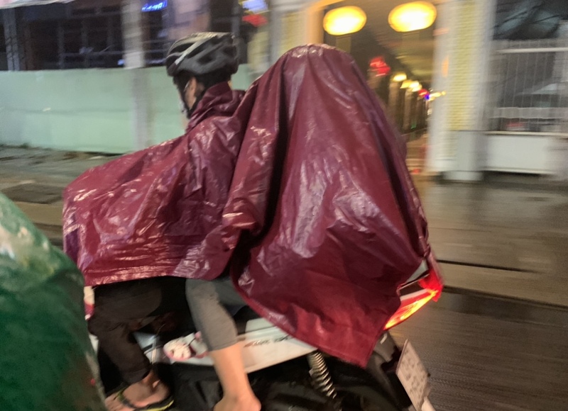 ベトナム人は雨でもバイク！ダナン雨の日(雨季)のバイク事情