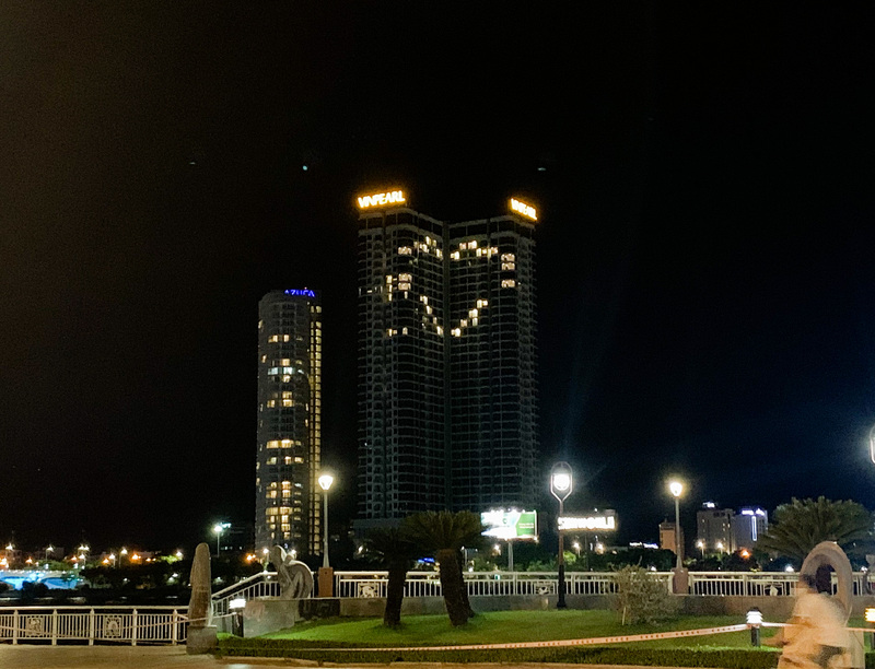 客室のライトアップで人々に元気と希望を与えるベトナムのホテル