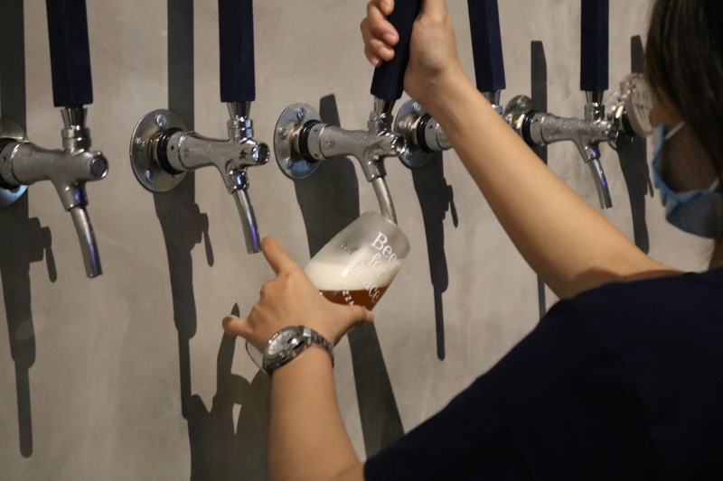 タップで注ぐ美味しいクラフトビールが飲めるダナンのPizza 4P'sへ行こう