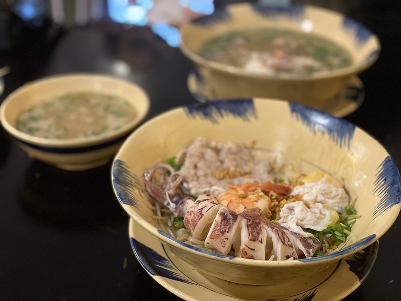 巷で話題のイカが乗った麺を食べよう！Hủ Tiếu Mực(フーティウ ムック)
