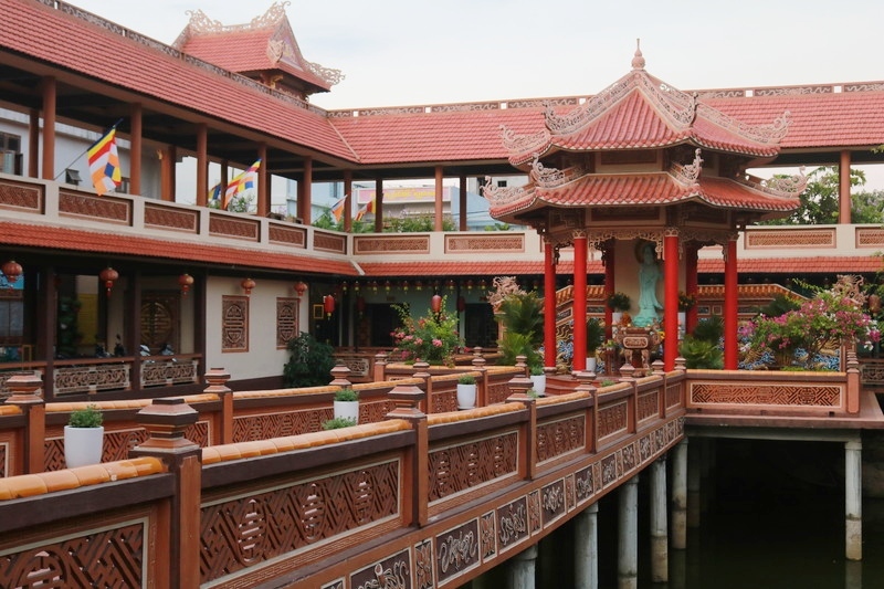 赤の寺院が美しいダナンのNam Son Pagoda(ナムソンパゴダ)