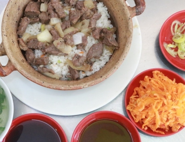 コン市場近くの人気ローカルご飯店！土鍋ご飯やワンタン麺が食べたくなったらココ！