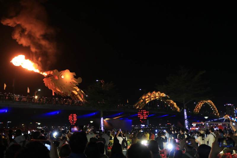 ダナン久々にドラゴンブリッジのファイヤーショー再開！多くの人が訪れました