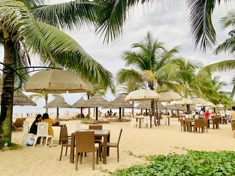 【カフェ・バー】ビーチエリアでゆったりBEACH LIBRARY