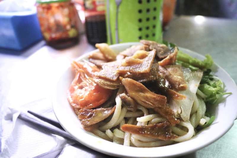 ベトナムのローカルフード「cao lầu」はホイアンの市場で！